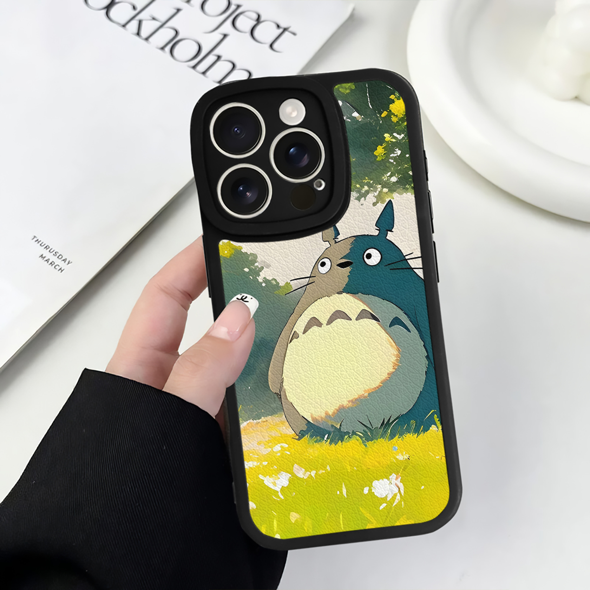 （画像用） となりのトトロ 草壁メイ 草壁サツキ My Neighbor Totoro Satsuki Kusakabe Mei Kusakabe 【iPhone 16シリーズ対応】シリコンスマホケース（レザー調） 材質：シリコン